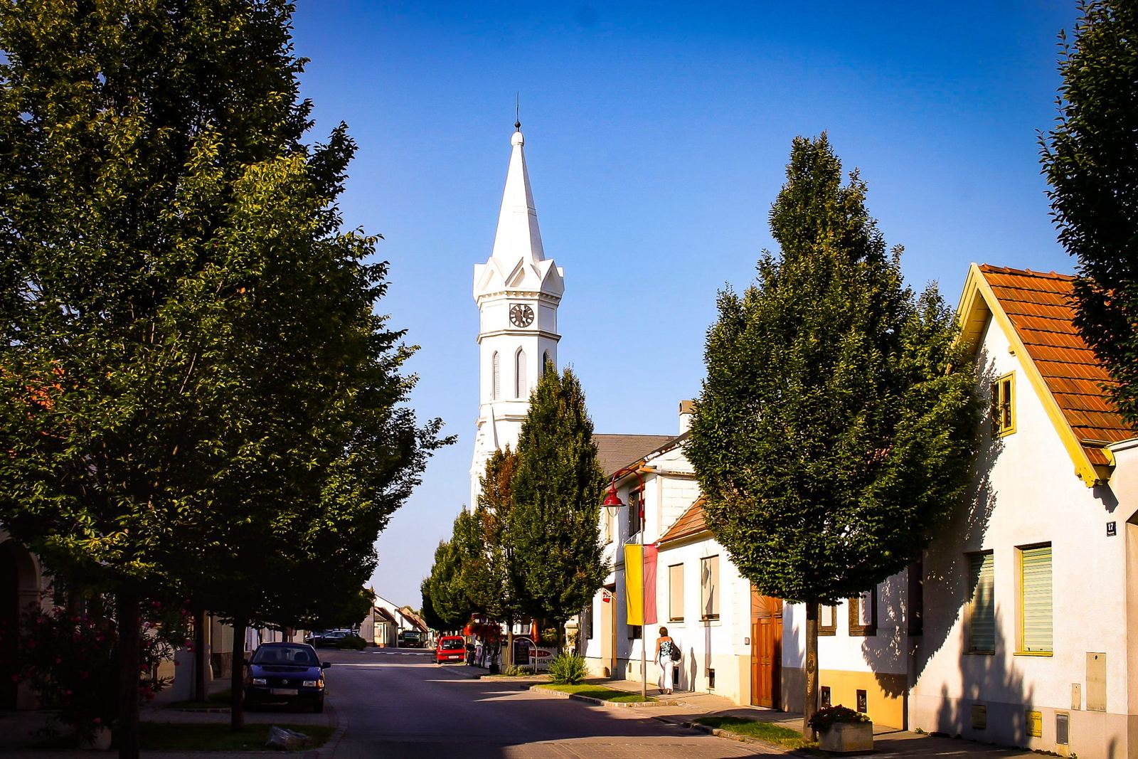 Kirche und Ortsstra&szlig;e in M&ouml;rbisch am See