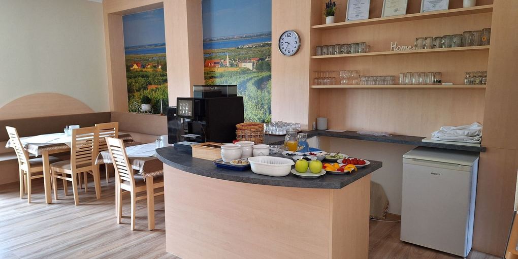 Frühstücksraum der Pension Weinberg mit Buffet