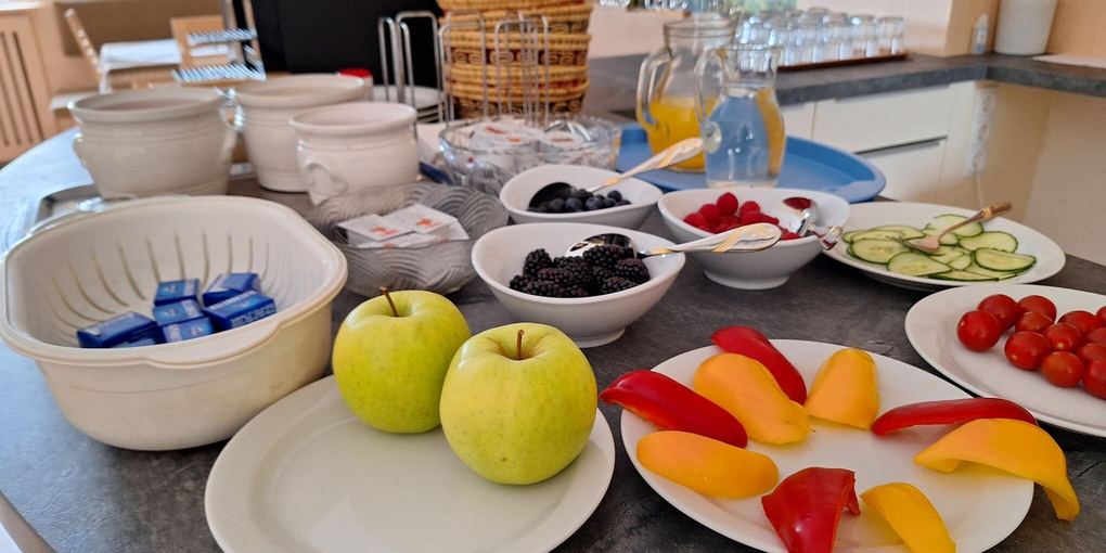 Frühstücksbuffet mit frischem Obst und Gemüse