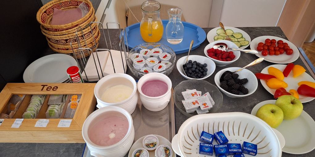 Frühstücksbuffet mit Joghurt, Obst und Tee