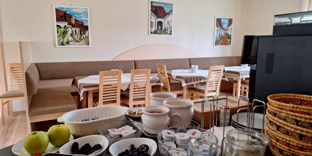 Frühstücksbuffet mit Obst, Saft und Brotkörben