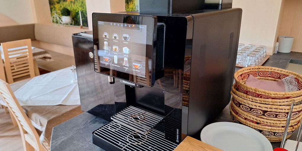 Kaffeemaschine und Teeauswahl im Frühstücksraum